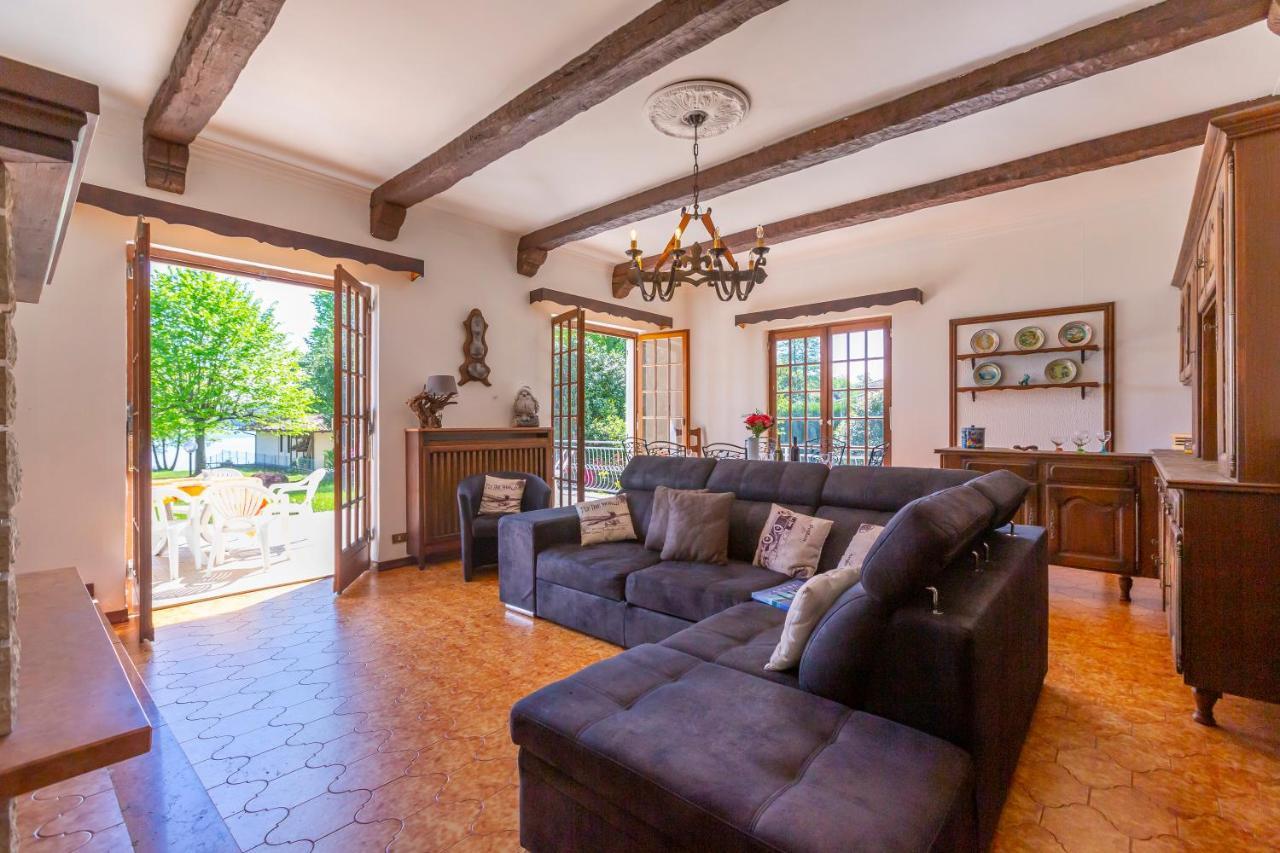 Villa Martine Au Bord Du Lac - Happy Rentals Cadrezzate Eksteriør billede
